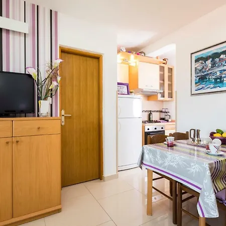 Apartments&rooms Roberto B. Valun