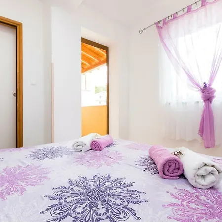 Apartments&rooms Roberto B. Valun