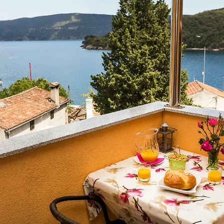 And Roberto B. * Valun