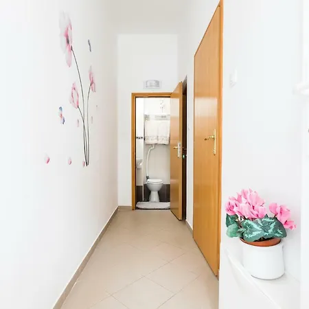 And Roberto B. * Valun