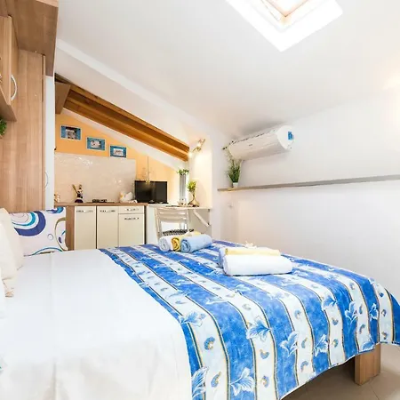 And Roberto B. Apartment Valun
