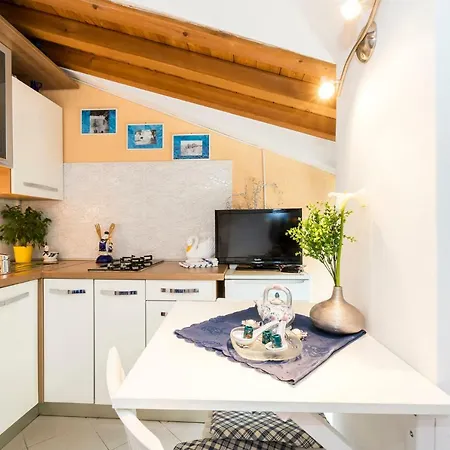 And Roberto B. Apartment *