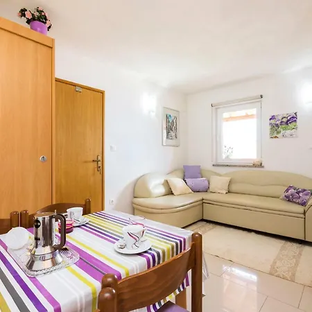 And Roberto B. Apartment *