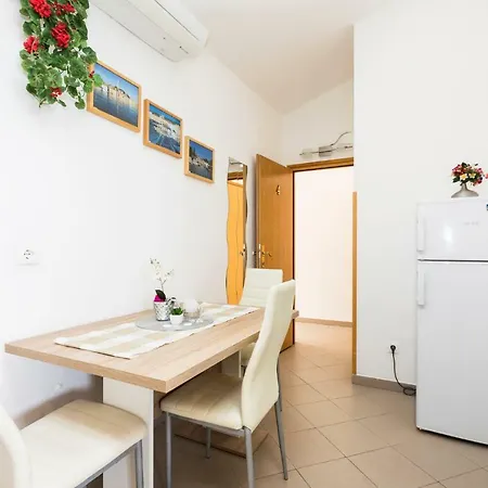 And Roberto B. * Valun