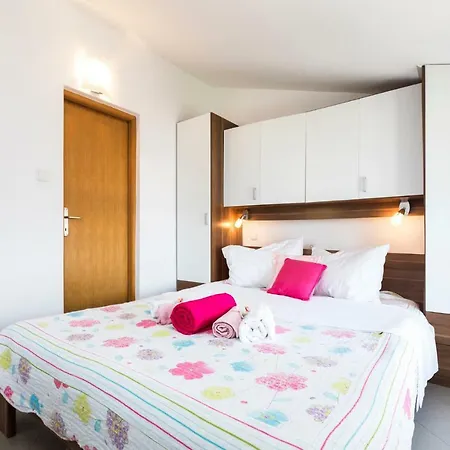 Apartments&rooms Roberto B. Valun
