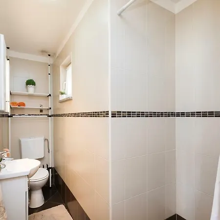 And Roberto B. Lägenhet Valun