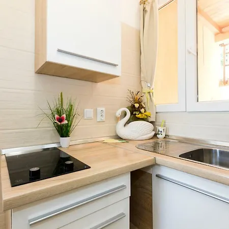 And Roberto B. * Valun