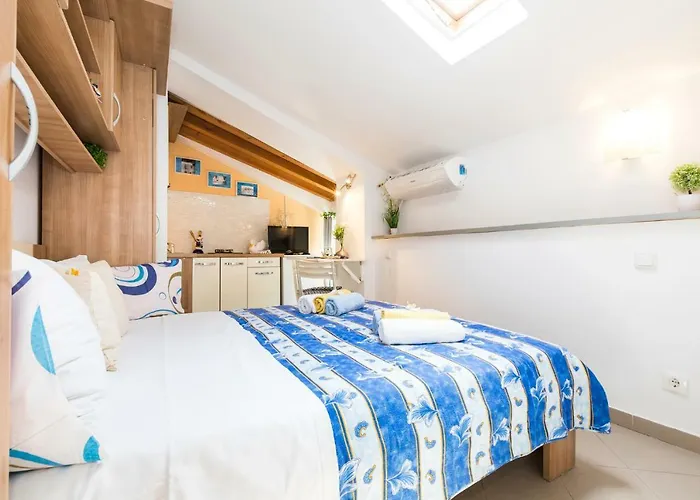 And Roberto B. Apartment Valun