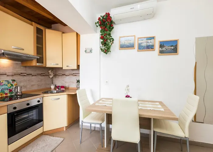 And Roberto B. Apartment Valun