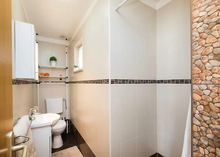 And Roberto B. Apartment Valun