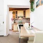 And Roberto B. Apartmán
